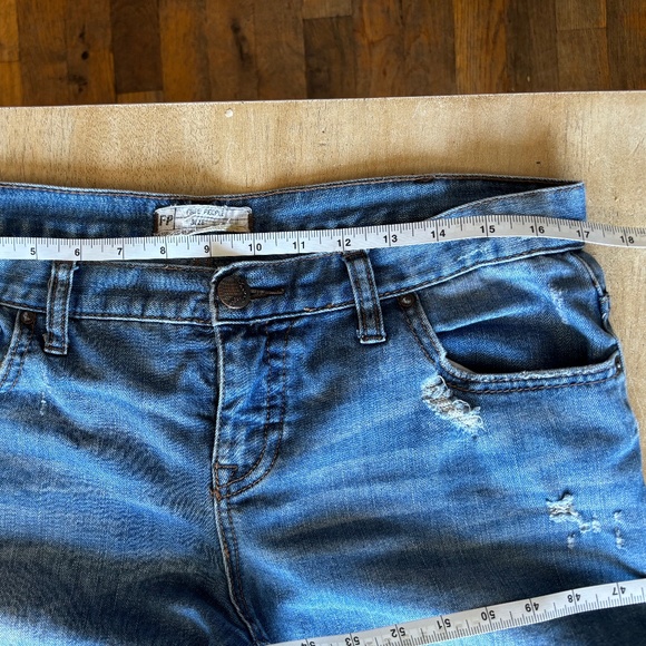 Free People Distressed Blue Jeans SZ 29 29 1/2 inseam - Picture 4 of 6
